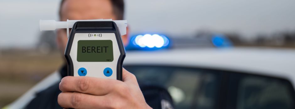 Betrunkener Radfahrer fährt gegen Polizeifahrzeug
