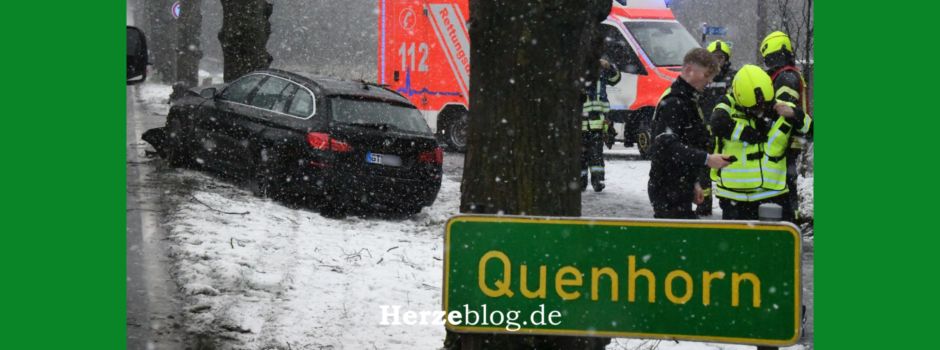 Sohn fährt nach Überholvorgang bei Glätte frontal vor Baum - Mutter lebensgefährlich verletzt