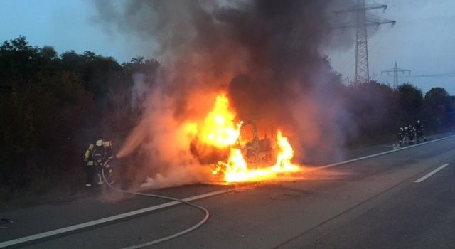Transporter brennt auf A671
