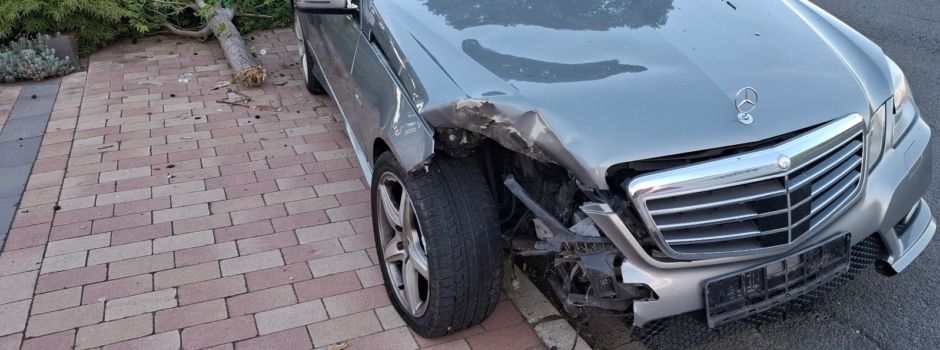 Ranzel: Mercedesfahrer fährt Baum um