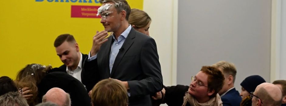 Lindner bei Wahlkampfauftritt mit Schaum beworfen