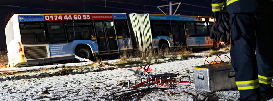 Mainzer Linienbus rutscht auf Eis und droht, auf Gleise zu stürzen