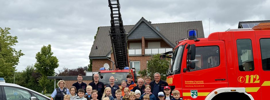 Feuerwehr und Polizei zeigen Kindern Einsatzpraxis und spannende Abläufe