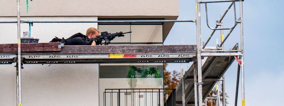 Schwer bewaffnete Polizisten nahe Wiesbadener Hauptbahnhof im Einsatz
