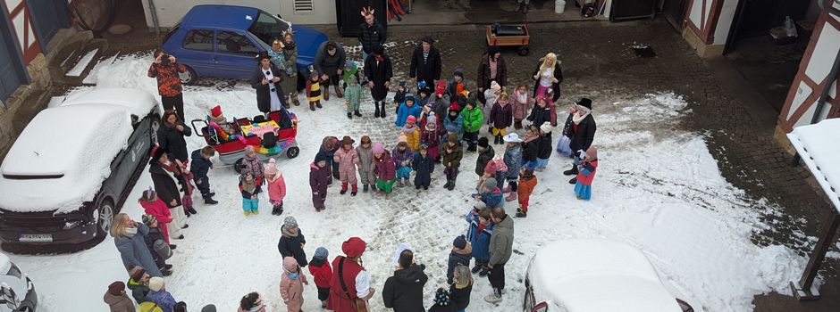 "Oben gute Laune..." - Kinder bringen das Rathaus zum Tanzen 