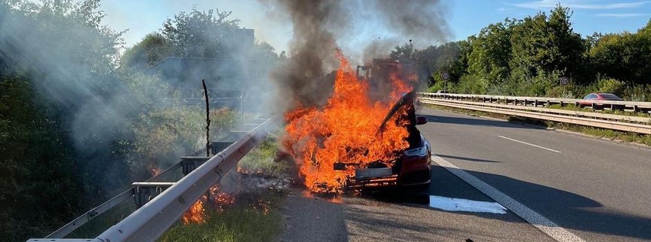 Auto fängt auf B9 bei Worms Feuer