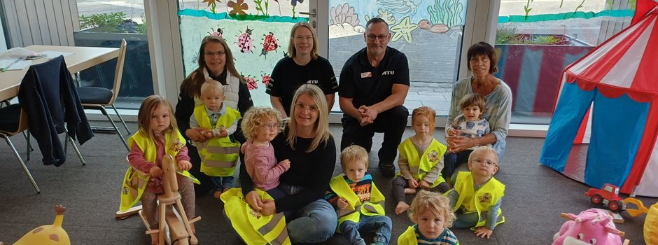 Kinder in der Tagespflege mit Warnwesten ausgestattet 
