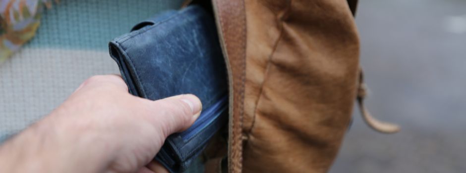 Diebe stehlen 80jährigem und 85jähriger beim Einkaufen die Geldbörsen