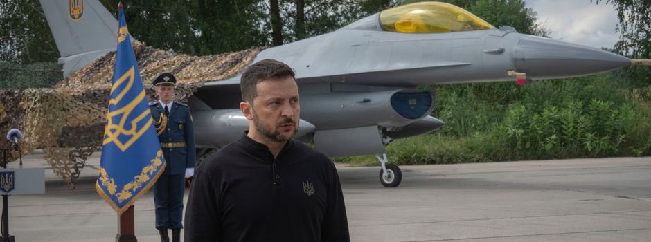 Kampfflugzeuge: Selenskyj stellt erste F-16 der Ukraine vor