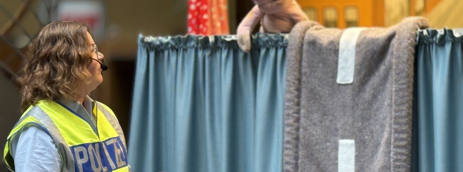 Polizeipuppenbühne zu Gast in Herzebrock – Verkehrserziehung auch am „Türen auf mit der Maus“-Tag am Straßenverkehrsamt