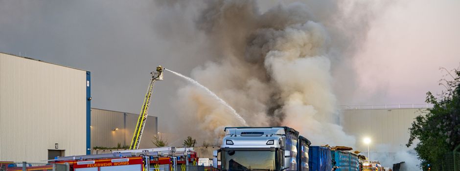 Meterhohe Müllberge in Flammen: Großbrand in Worms