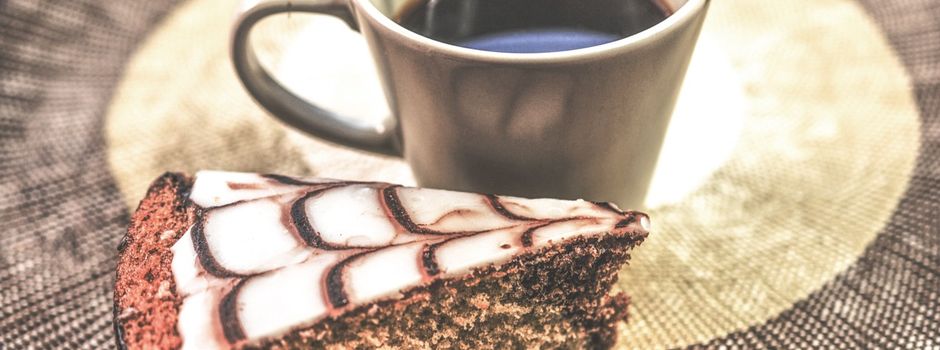 Senioren sammeln Ideen bei Kaffee und Kuchen