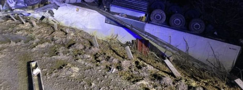 Lkw durchbricht Schutzplanke auf A3 – Fahrer verletzt