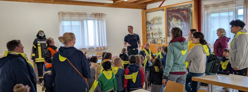 Kindergarten zu Besuch bei der Feuerwehr