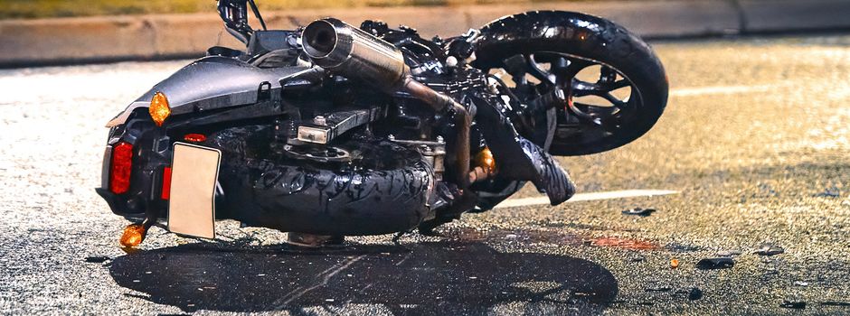 Geparktes Motorrad umgestoßen