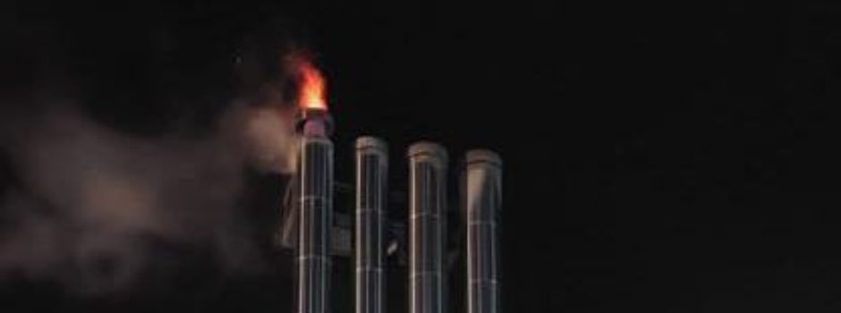 Flamme schießt aus Kraftwerk-Schornstein in Wiesbaden