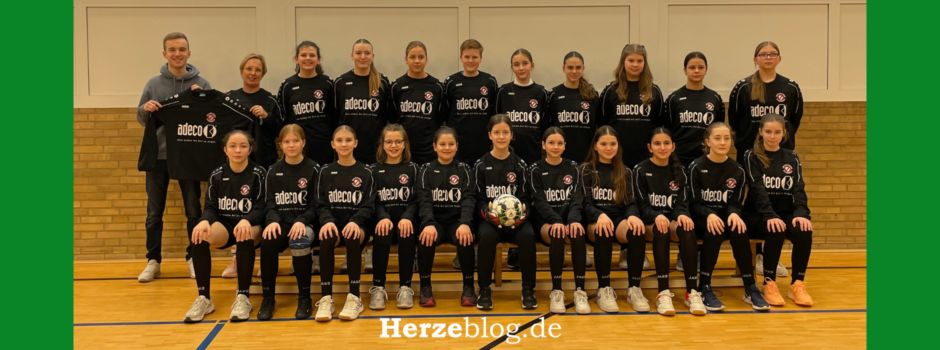 C-Juniorinnen des TSV Victoria Clarholz freuen sich über von adeco Türfüllungstechnik gesponserte Aufwärmshirts