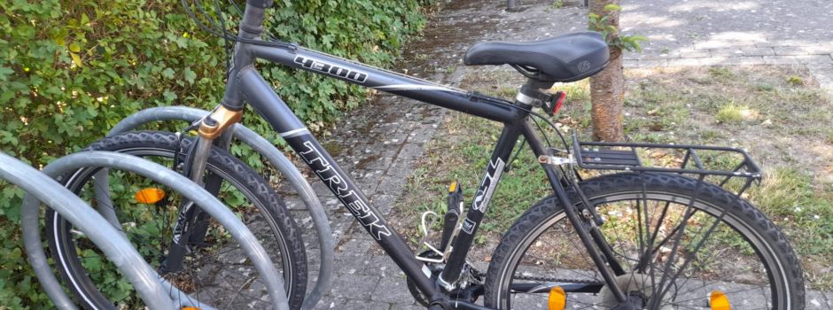 Herrenloses Fahrrad an der Goldbachhalle gesichert