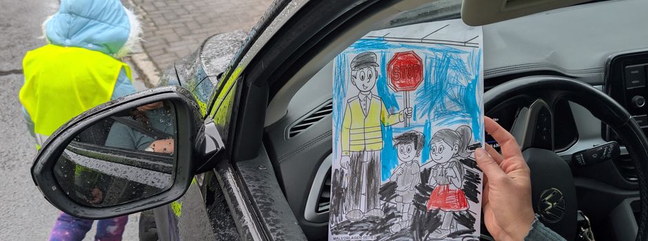 Kinder zeigen vernünftigen Autofahrern „Daumen hoch“-Schild