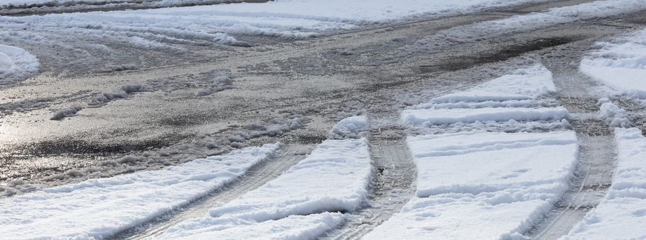 Umgestürzte Bäume auf B9: Zwei Unfälle bei Niederheimbach