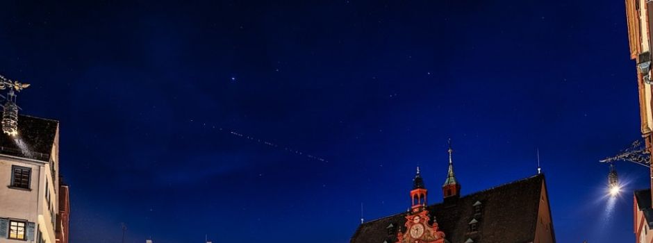Fliegende Lichterketten am Himmel über Mainz: Das steckt dahinter