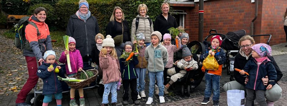 Kinder sammeln Erntegaben und kochen Suppe für die Gemeinde