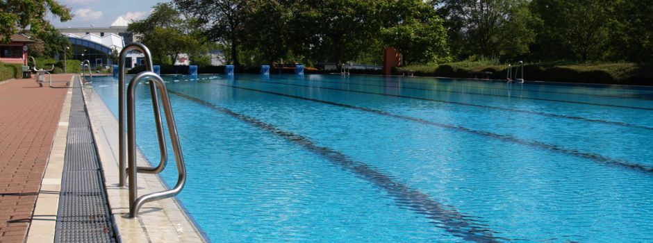 Männer drängeln sich in Freibad-Schlange vor und schlagen auf Badegäste ein