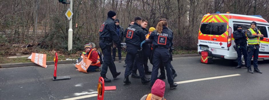 Klima-Kleber auf Saarstraße: Polizei löst Versammlung auf