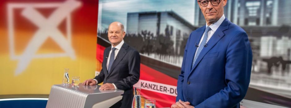 In einem Flieger und Boot - Scholz und Merz beim TV-Duell