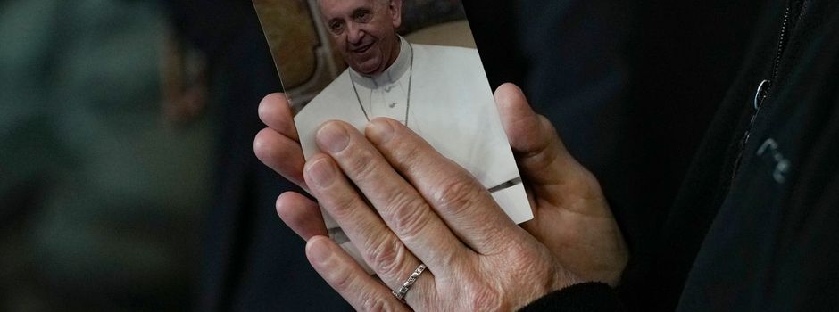 Vatikan: Papst nicht mehr in unmittelbarer Gefahr