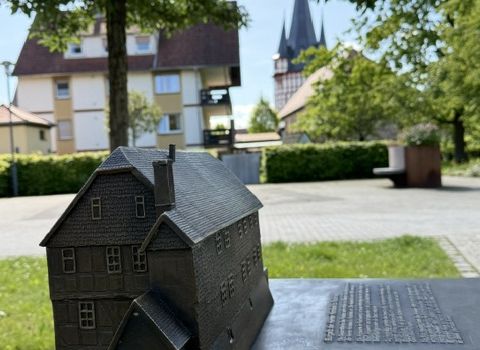 Bronze-Relief am Rabenauplatz feierlich enthüllt