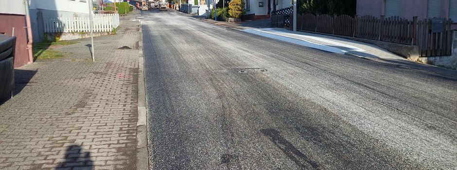Moderne Haltestelle "Am Steinmorgen" in Bermbach - Busverkehr zum Schulbeginn wieder auf normalen Weg