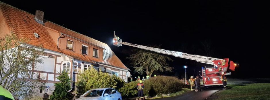 Brand in Wandverkleidung fordert Feuerwehren in Hertingshausen