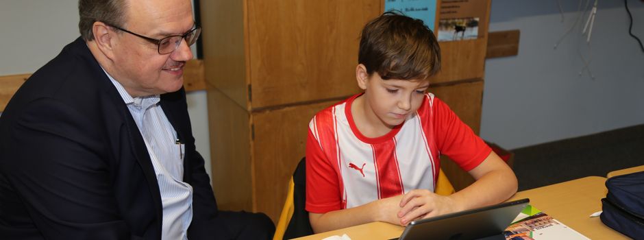 Erfolgsprojekt „iPad-Klasse“: Alle Schüler geben „Daumen hoch“-Zeichen