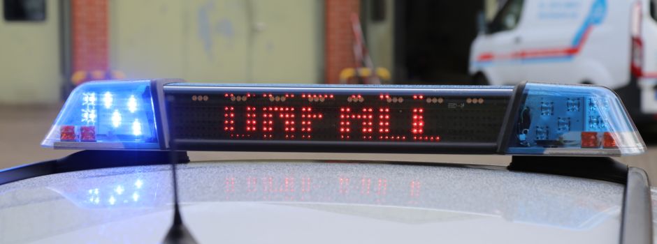 Auto kollidiert mit Anhängerladung