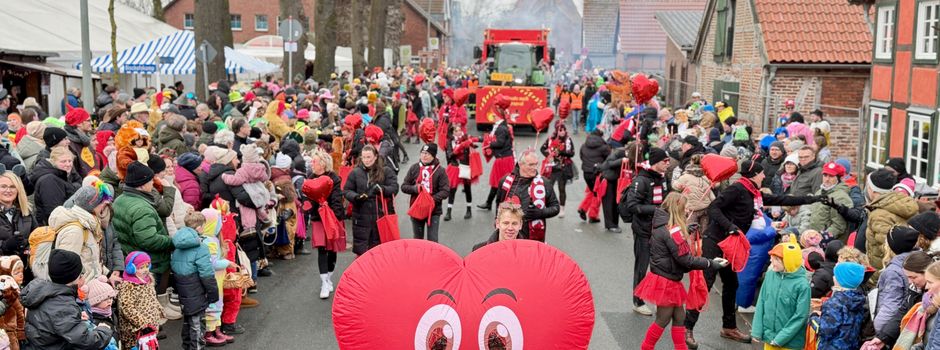 Trotz Schneefall: Möhler feiert seinen 26. Karnevalsumzug (Mit Fotos und Video)