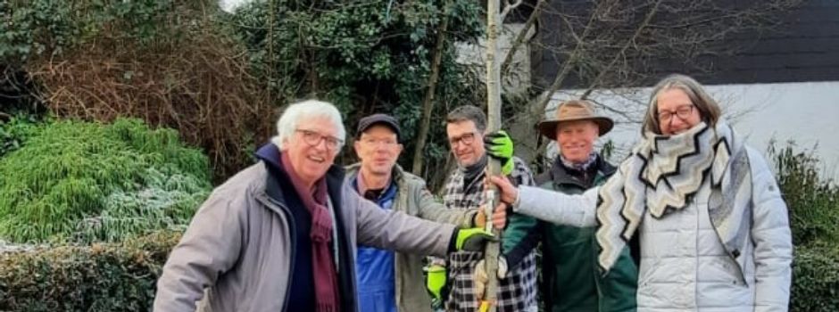 Mit dem Baum des Jahres 2025 in die neue Pflanzsaison gestartet