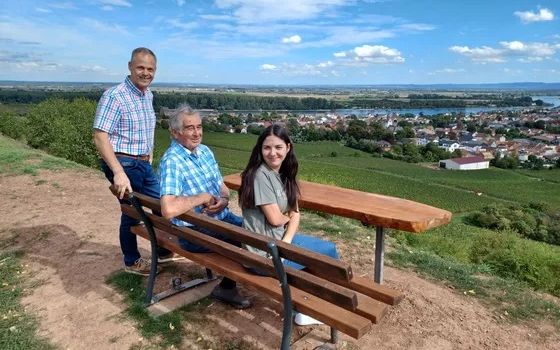 Niersteiner Weinschöffe Rudi Schott stiftet Tisch- und Bankgarnitur