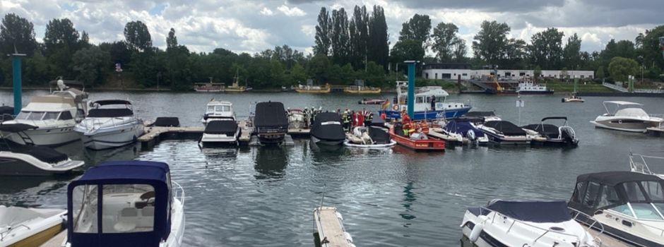 Sportboot in Wiesbaden gesunken: Feuerwehr im Einsatz