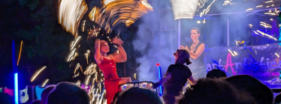 Top: Neon-Kerwe und Kunst im Park