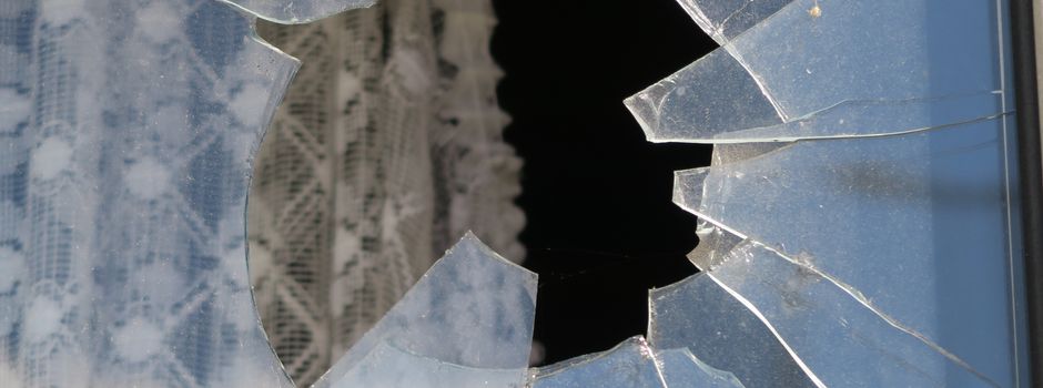 Einbrecher werfen Scheibe ein