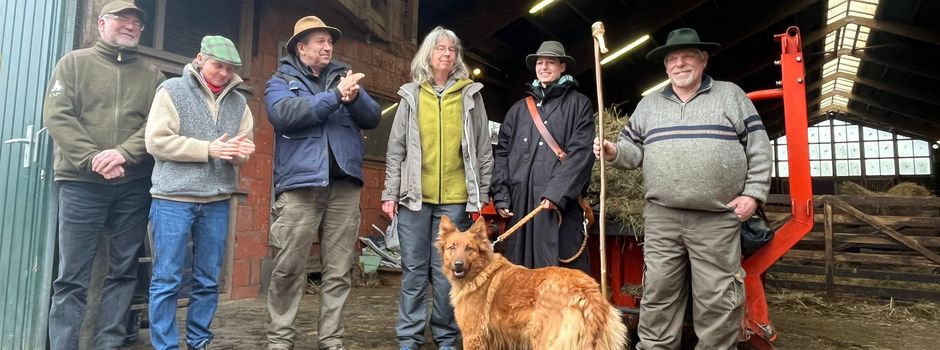 Geweihter Hirtenstab erreicht den Schafstall auf Hof Tütsberg