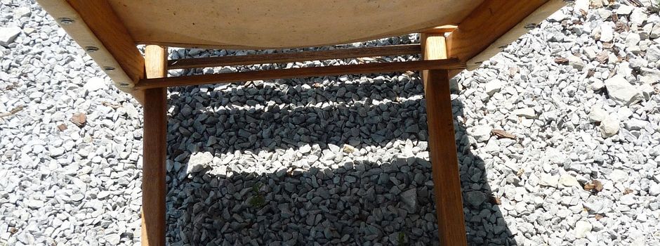 Mit Klappstuhl auf der Autobahn: Lkw-Fahrer macht Pause