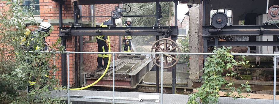 Steg aus Holz fängt Feuer