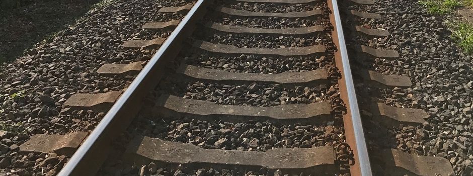 Volltrunken auf Bahnschienen eingeschlafen