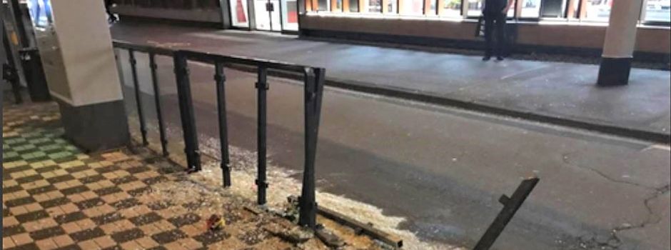 Alkoholisierte Frau (78) beschädigt Haltestelle