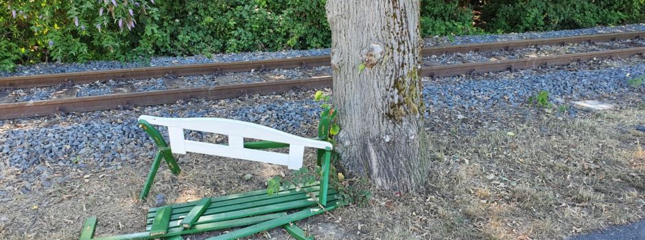 Die Dummen sterben niemals aus - Ruhebänkchen in Niederkassel zerstört