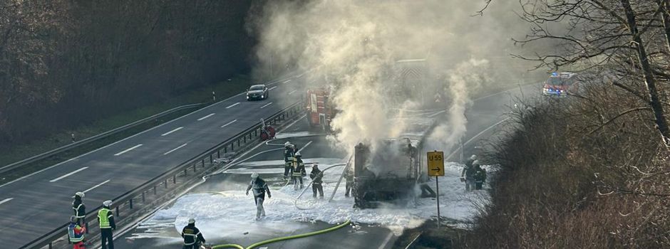 Linienbus auf B9 bei Andernach voll ausgebrannt: Feuerwehrmann verletzt