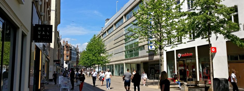 Mann onaniert an Schaufenster in Wiesbadener Innenstadt
