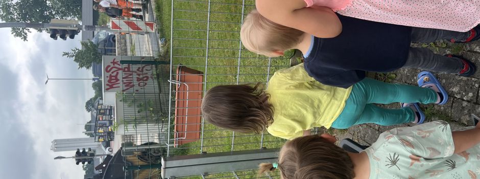 Große Maschinen – große Augen: Die Krippenkinder beobachten den Straßenbau